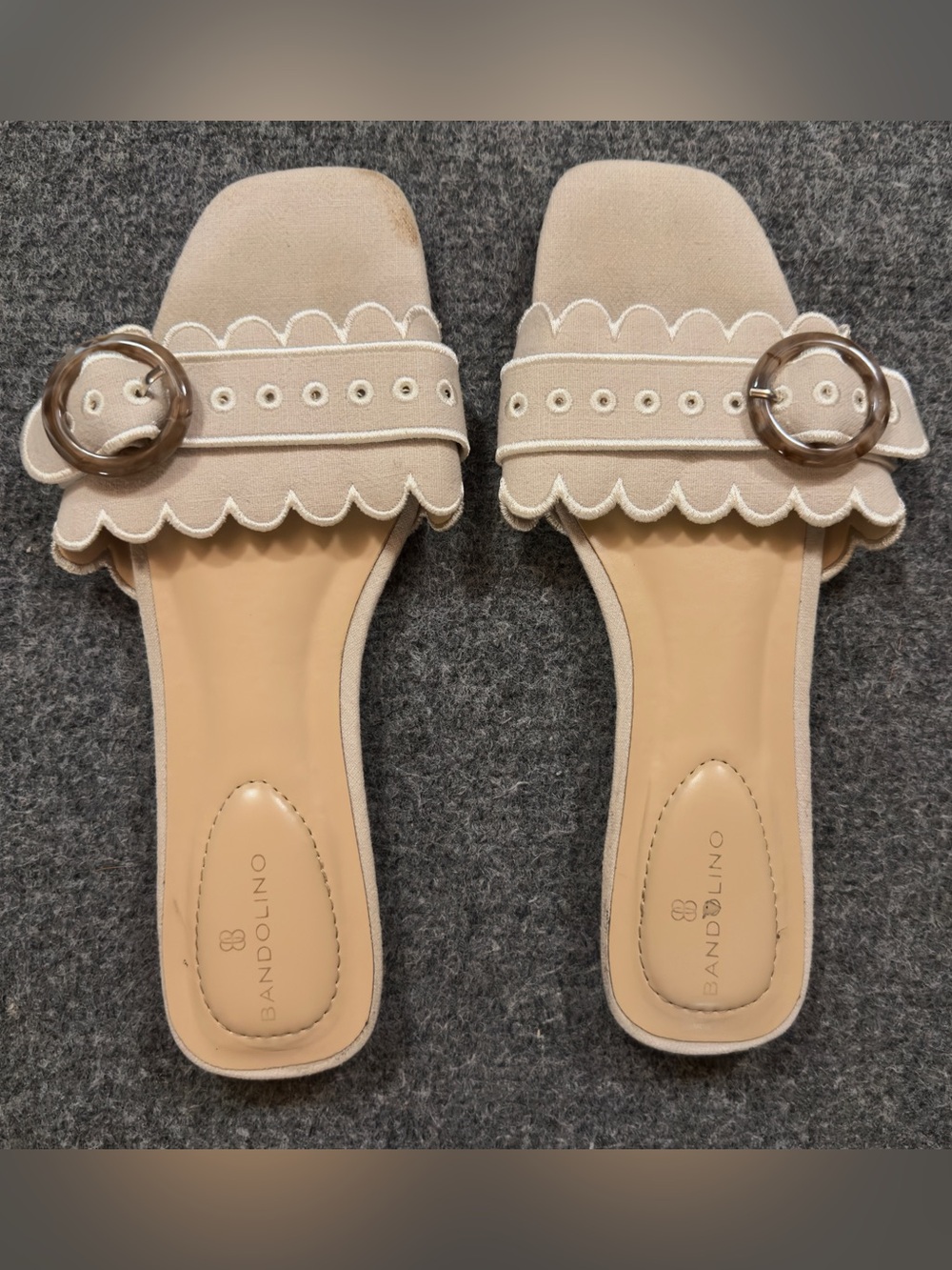 Bandolino Tan & White Scalloped Slide Mules with Tortoiseshell Buckle Size 9.5